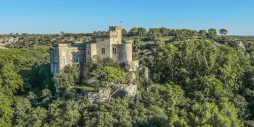 Photo — le château de La Barben, écrin du parc Rocher Mistral