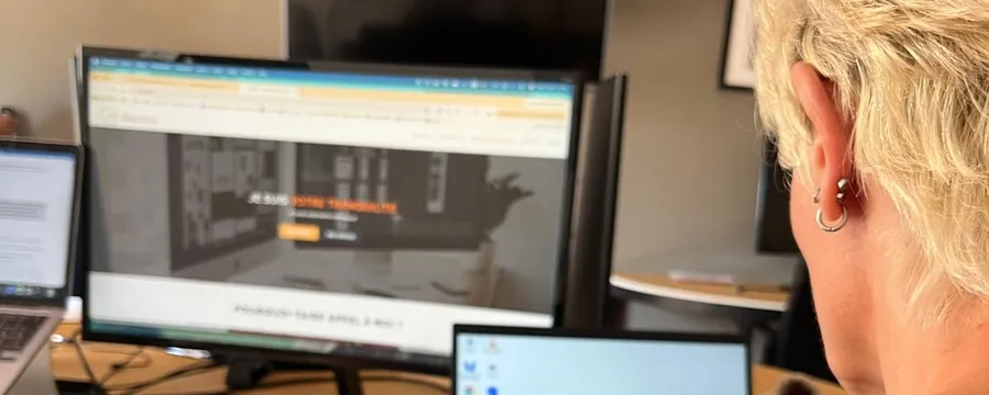 Photo — séance de formation, sur le poste de travail de la stagiaire